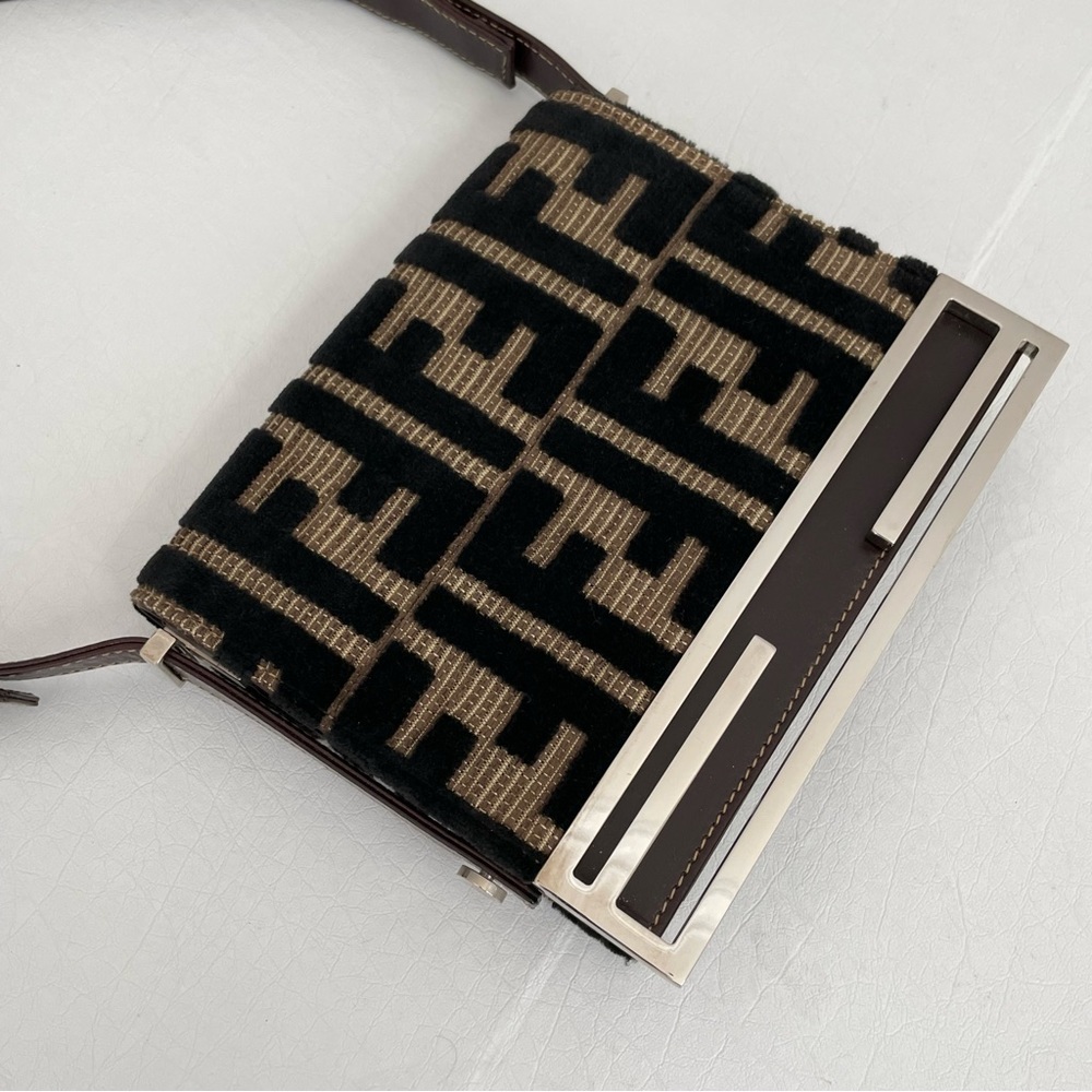 FENDI monogram shoulder bag, adjustable shoulder strap - Picture 3 of 17